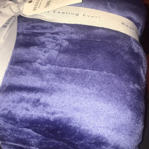 Beautiful Super Soft Twin Size Blanket - Picture 2 of 3